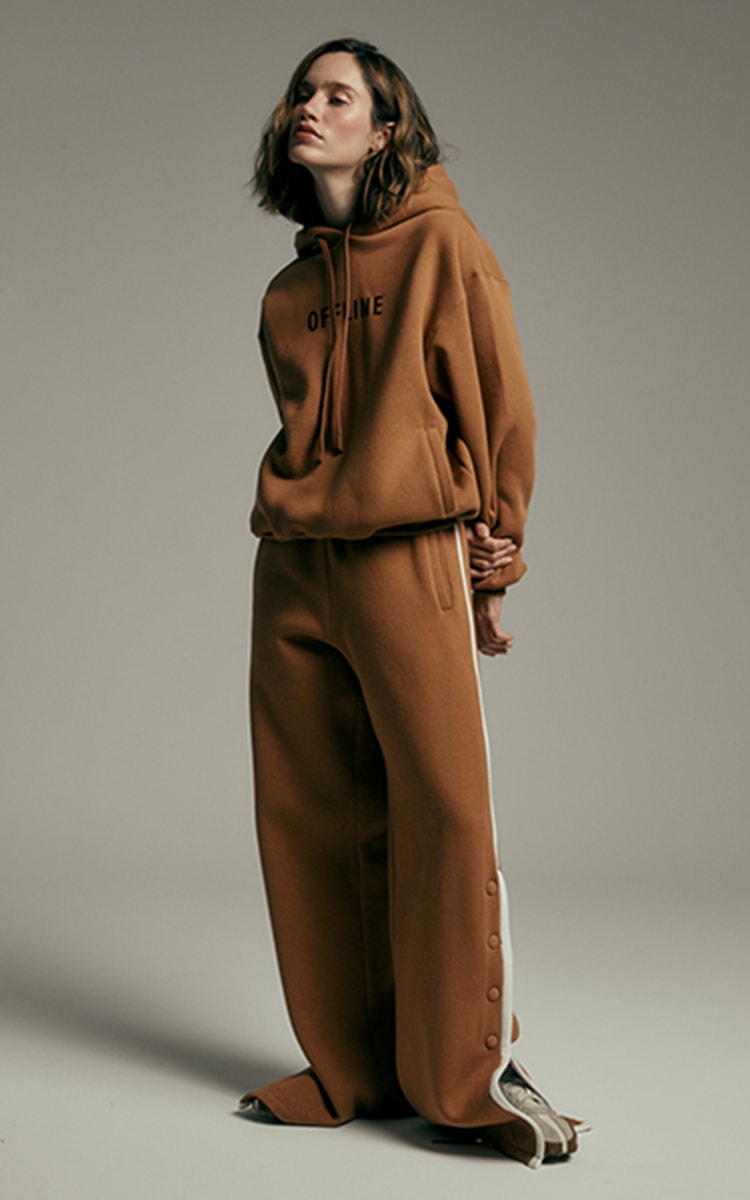 Em tecidos encorpados, modelagens atemporais e cores que traduzem a elegância dos dias mais frios. Do ritmo da cidade aos momentos de pausa, cada detalhe foi pensado para acompanhar o seu inverno com conforto, sofisticação e a versatilidade que são marca registrada da Canal.