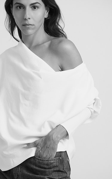 Em tecidos encorpados, modelagens atemporais e cores que traduzem a elegância dos dias mais frios. Do ritmo da cidade aos momentos de pausa, cada detalhe foi pensado para acompanhar o seu inverno com conforto, sofisticação e a versatilidade que são marca registrada da Canal.