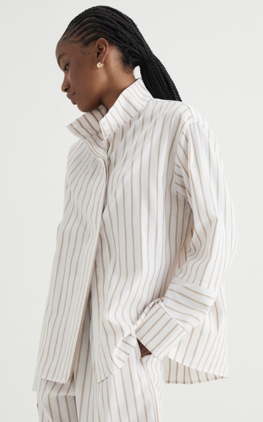 Em tecidos fluidos, modelagens atemporais e cores que refletem o sol, o mar e o movimento dos dias quentes. Da rotina ao destino de férias, cada detalhe foi pensado para acompanhar o seu ritmo, com a sofisticação e a versatilidade que são marca registrada da Canal.